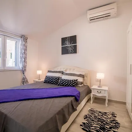 Villa Luxury Future With Heated Pool *