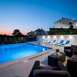 Vilă Luxury Future With Heated Pool Klimno