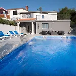 Luxury Future With Heated Pool Vilă