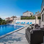 Vilă Luxury Future With Heated Pool *