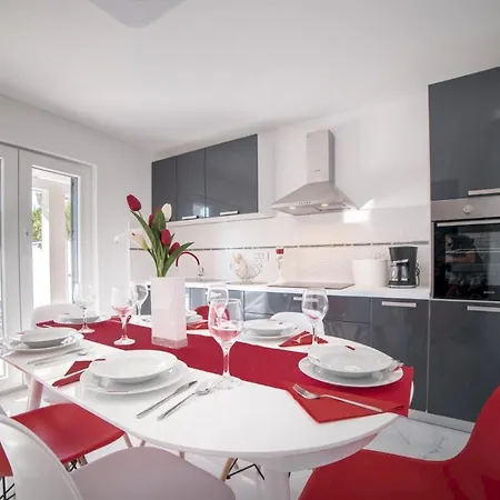 Villa Luxury Future With Heated Pool *