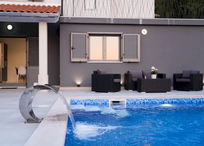 Luxury Future With Heated Pool فيلة