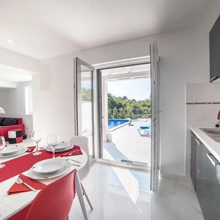 Villa Luxury Future With Heated Pool