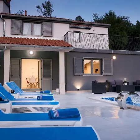 Villa Luxury Future With Heated Pool