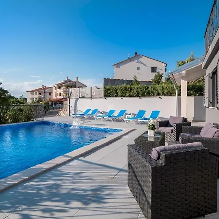 Villa Luxury Future With Heated Pool *