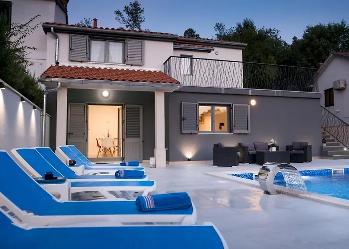 Villa Luxury Future With Heated Pool