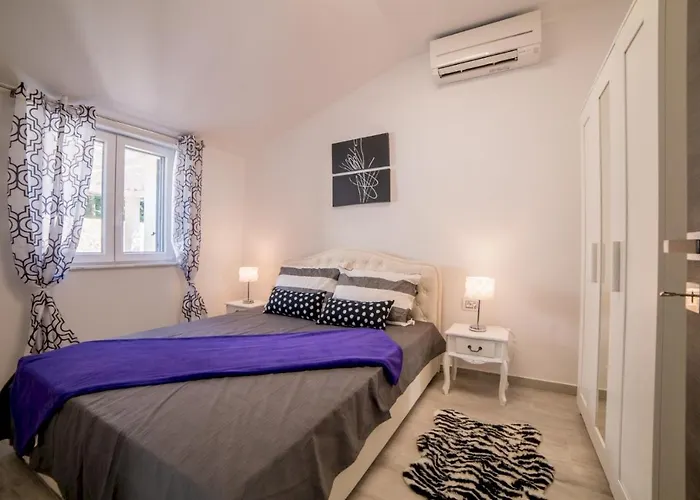 Villa Luxury Future With Heated Pool *