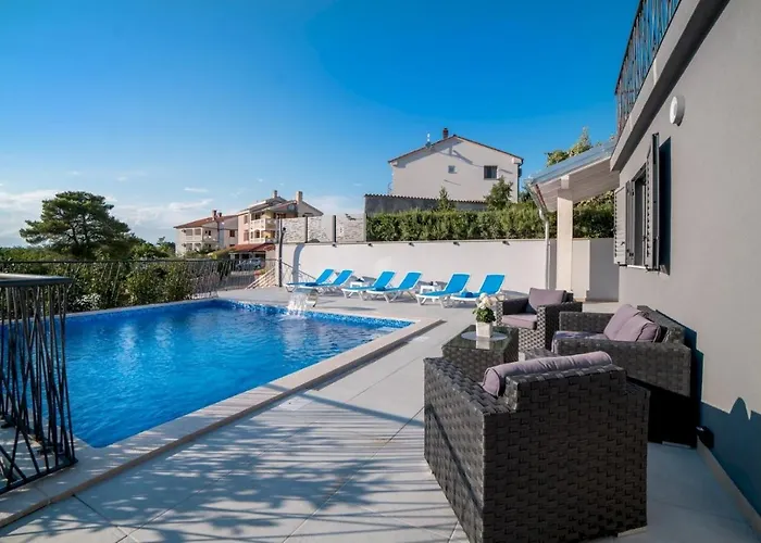 Villa Luxury Future With Heated Pool *
